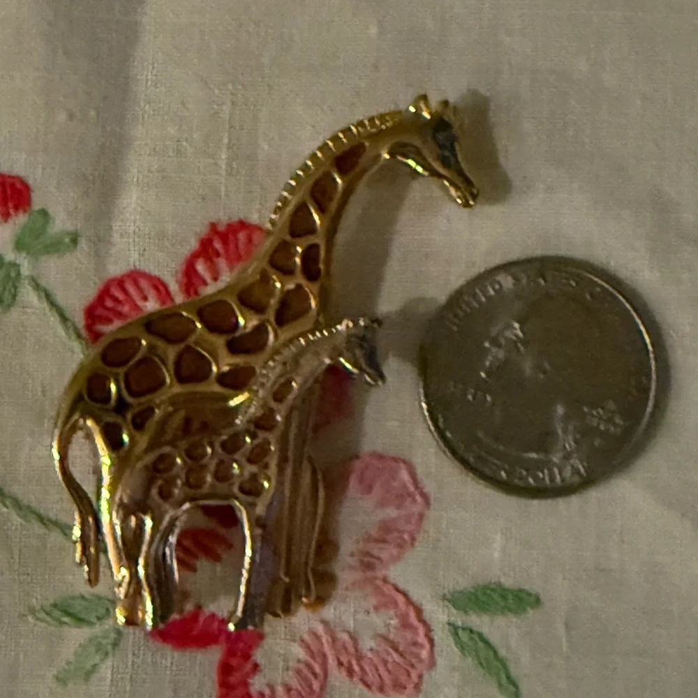 Vintage Giraffe Brooch Mommy & Baby Jungle Theme Signed by TC - Picture 4 of 4